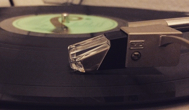 Nadle und Tonabnehmer auf Schallplatte