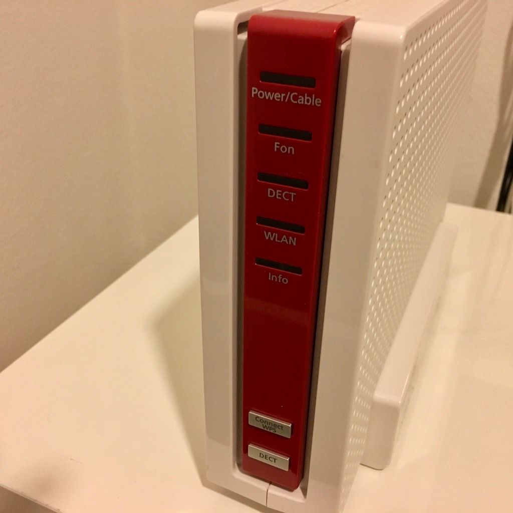 Aufrecht stehende Fritz!Box 6591 Cable