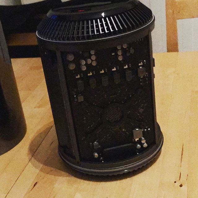 MacPro6,1 late 2013 Trashcan, geöffnet.