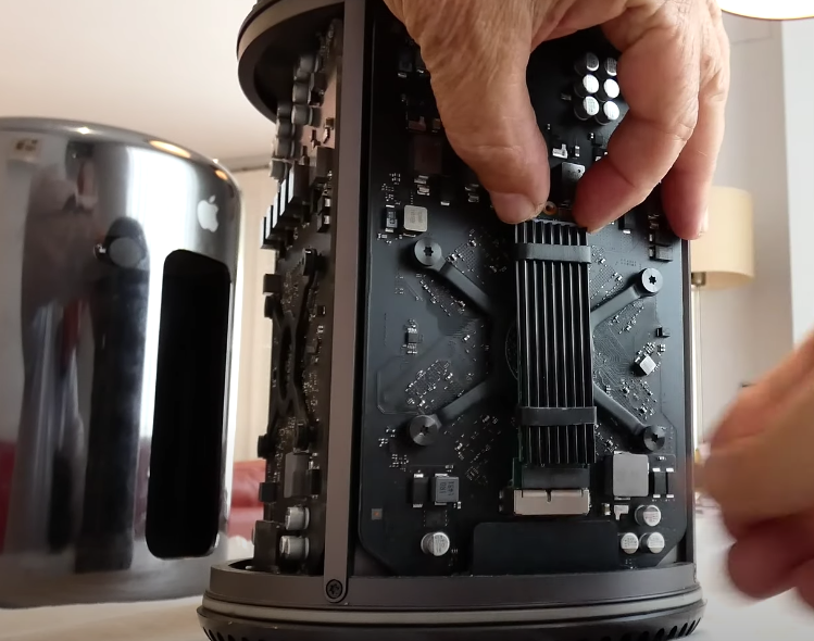 NVMe SSD samt Adapter in MacPro6,1