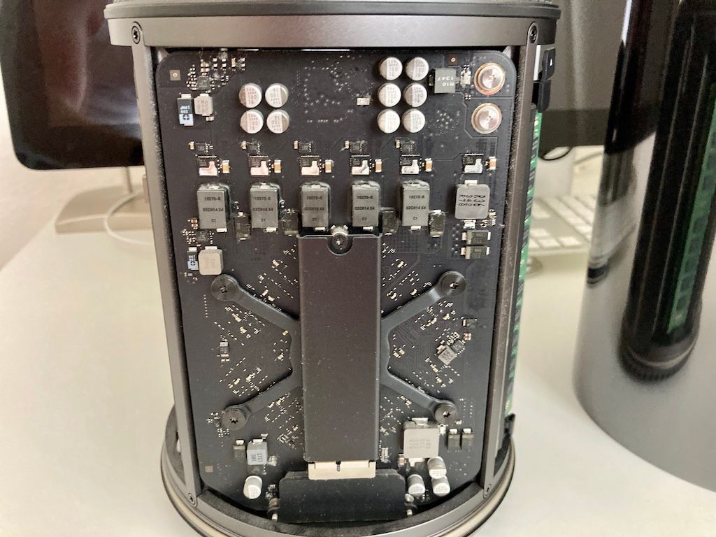 Original Apple SSD in MacPro6,1 (C) thahipster.de