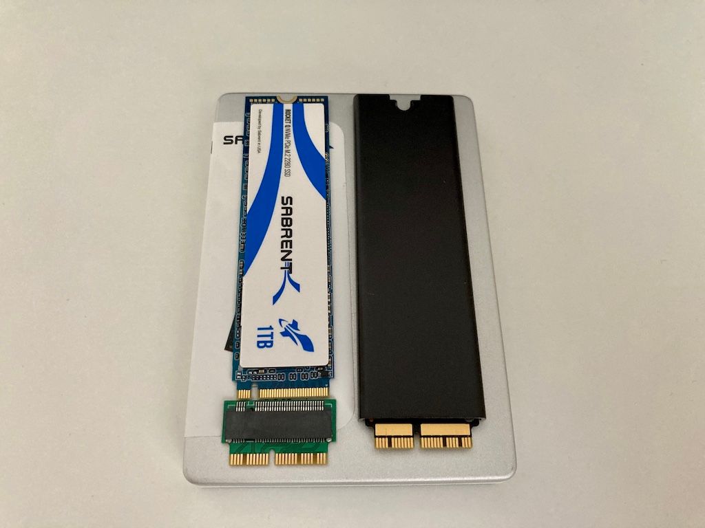 Beide SSD neben einander, rechts Apple SSD, links Sabrent mit QNine Adapter (C) thahipster.de