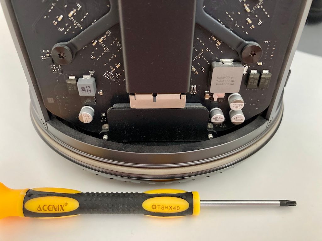 MacPro6,1 SSD mit Torx T8H Schraubendreher (C) thahipster.de