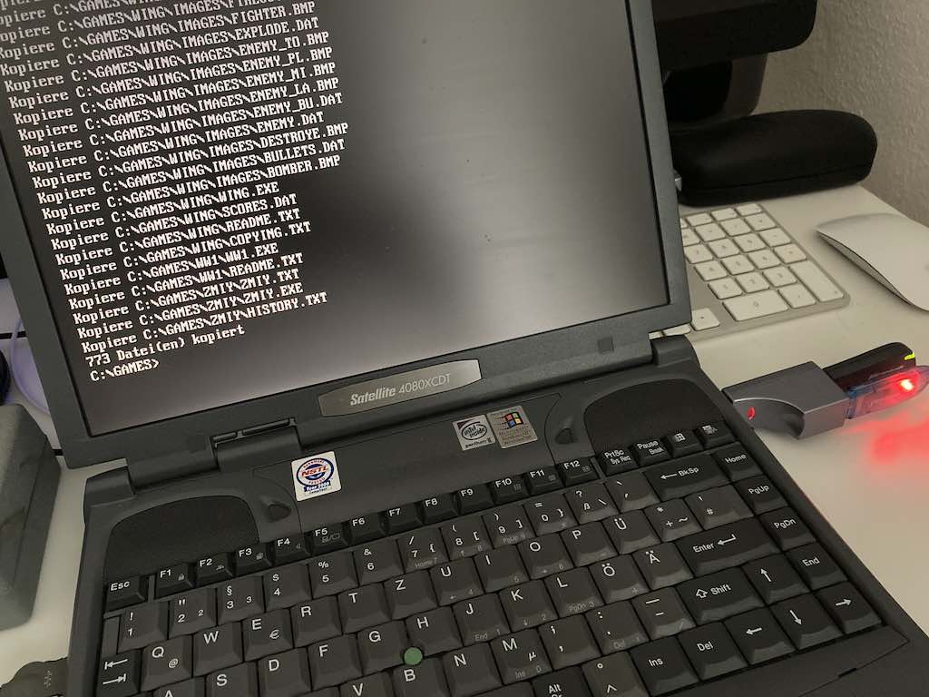 Vintage Notebook unter DOS mit USB-Treibern und Zugriff auf einen USB-Stick