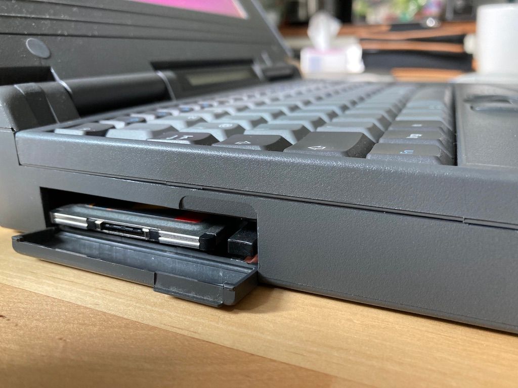 PCMCIA-Slot, 16 Bit mit Netzwerkkarte (C) thahipster.de 2020