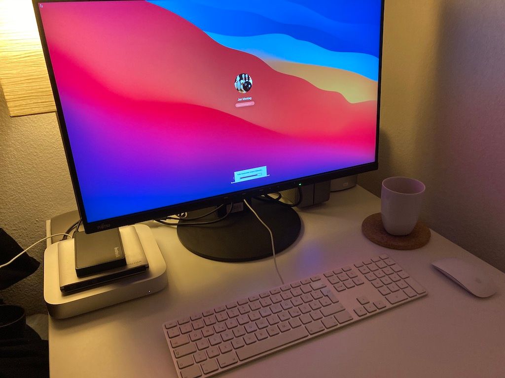MacMini M1 neben Fujitsu 27" Display und legendärer A1243 Tastatur