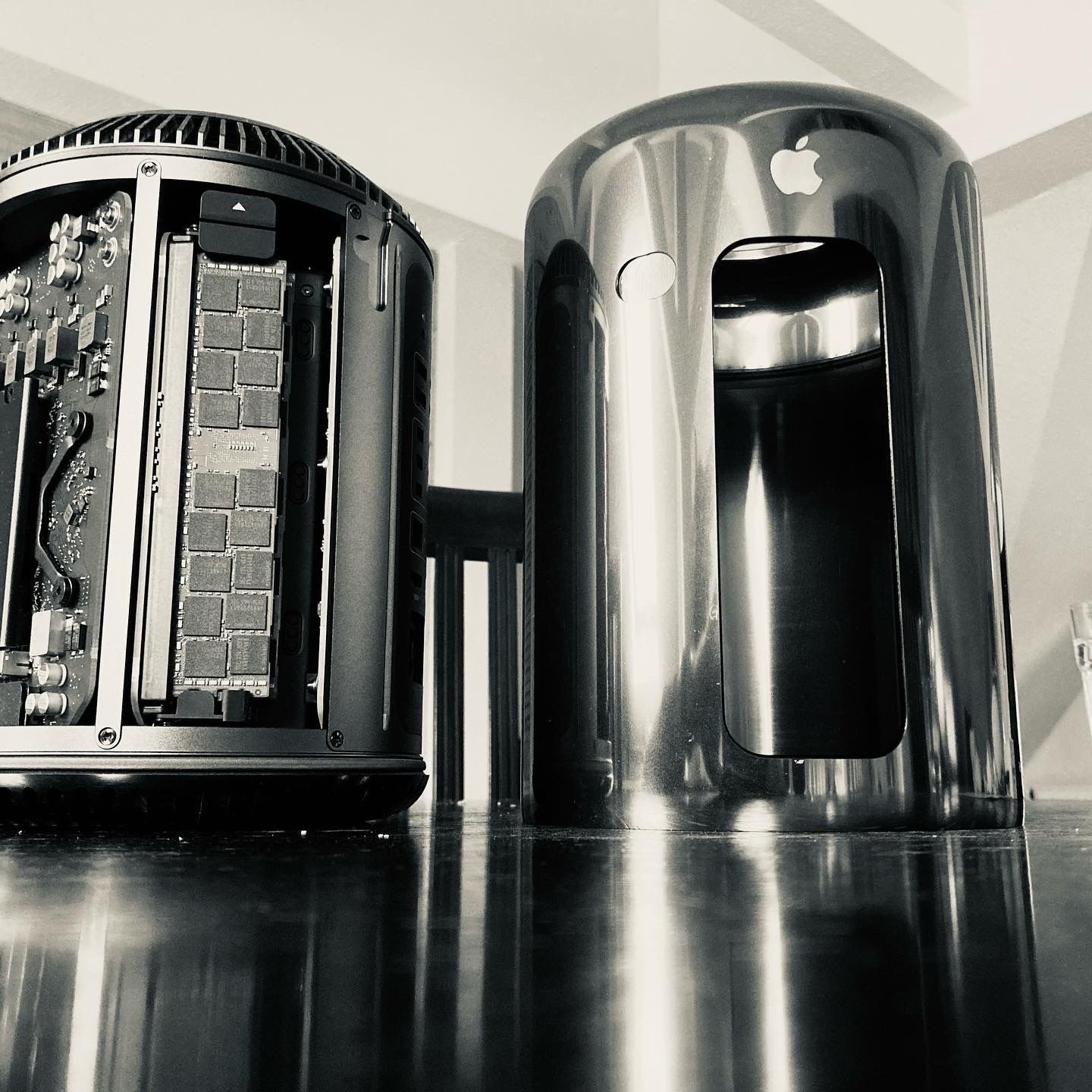 MacPro6,1 geäffnet mit Blick auf RAM und Gehäuse