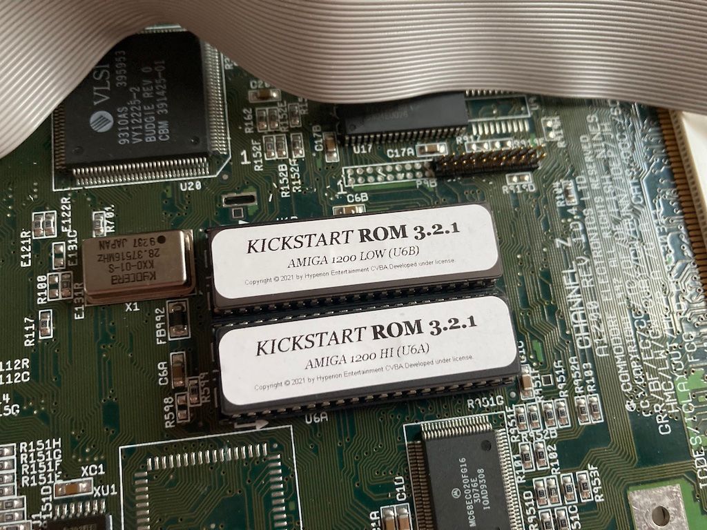 AMIGA 1200 Kickrom Hi und Low AMIGA OS 3.2, Perspektive davor sitzend