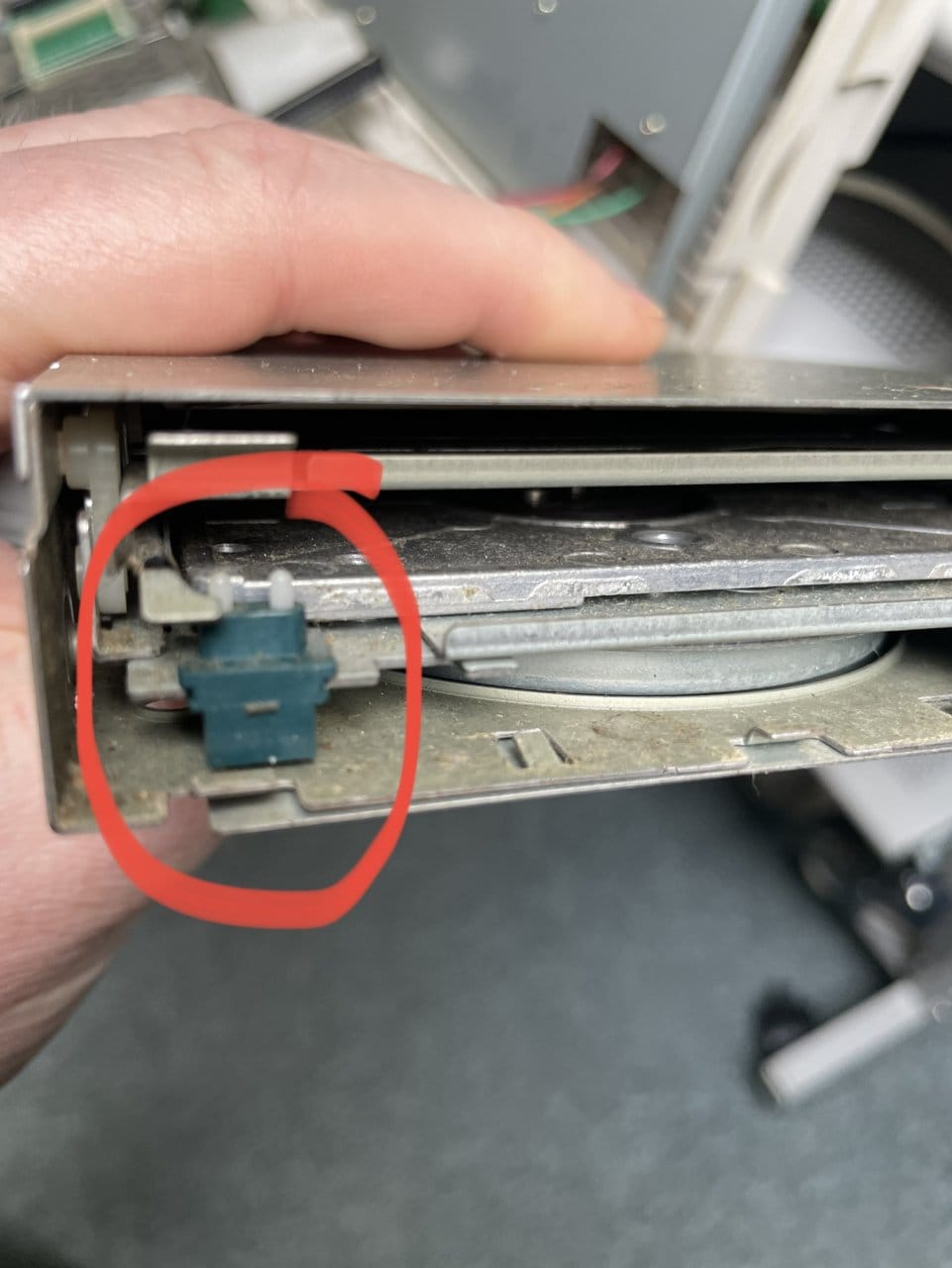 Taster an einem Chinon FZ-357 Diskettenlaufwerk