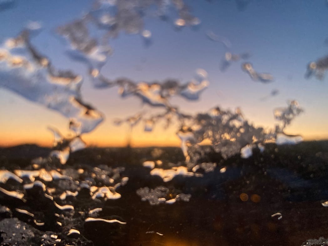 Sonnenaufgang über der Stadt, Eis am Fenster