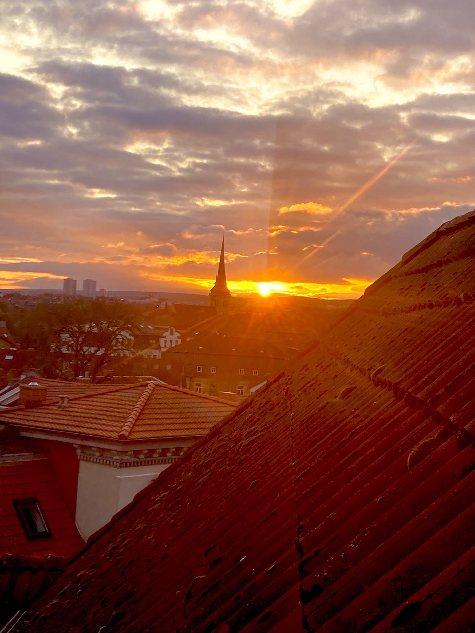 Ein Sonnenaufgang mit roter Sonne über Erfurt