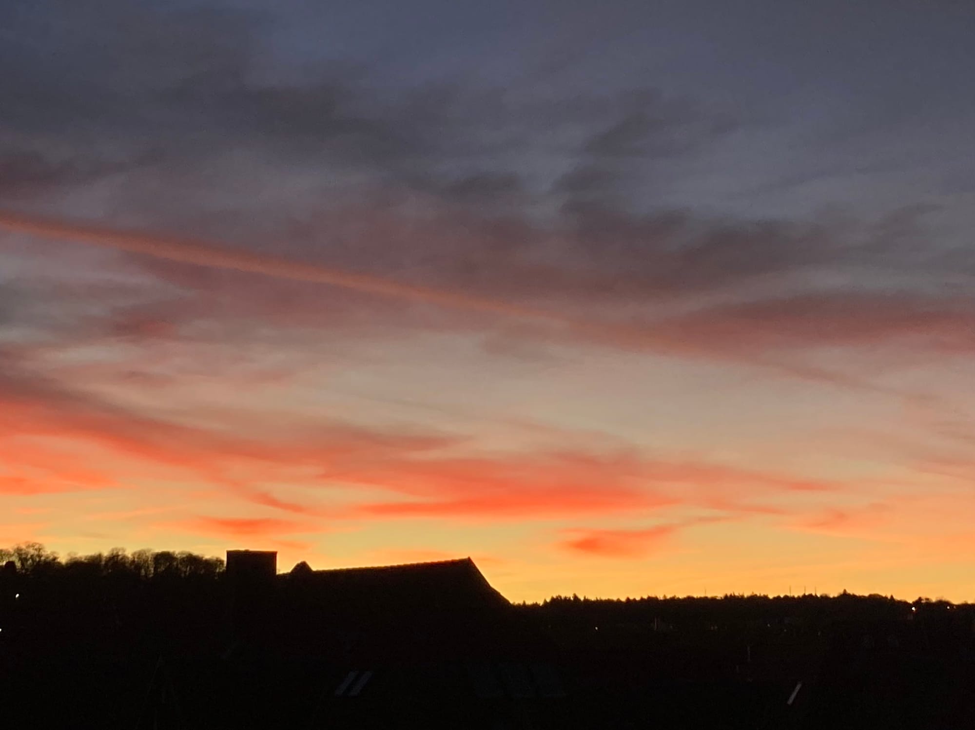 Ein roter Sonnenaufgang über Erfurt