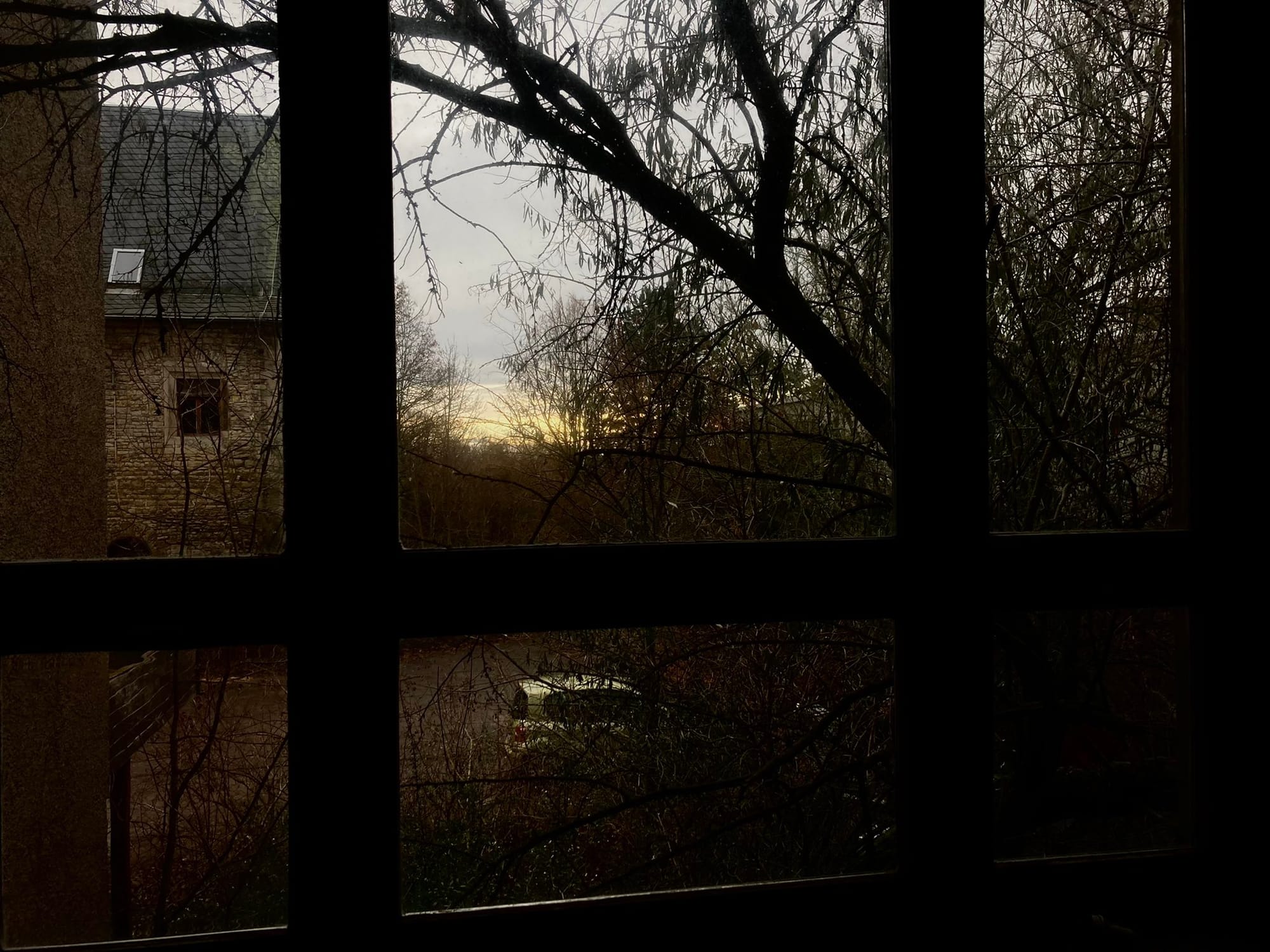 Der Blick aus einem Fenster, eine Burg, ein Lost Place.