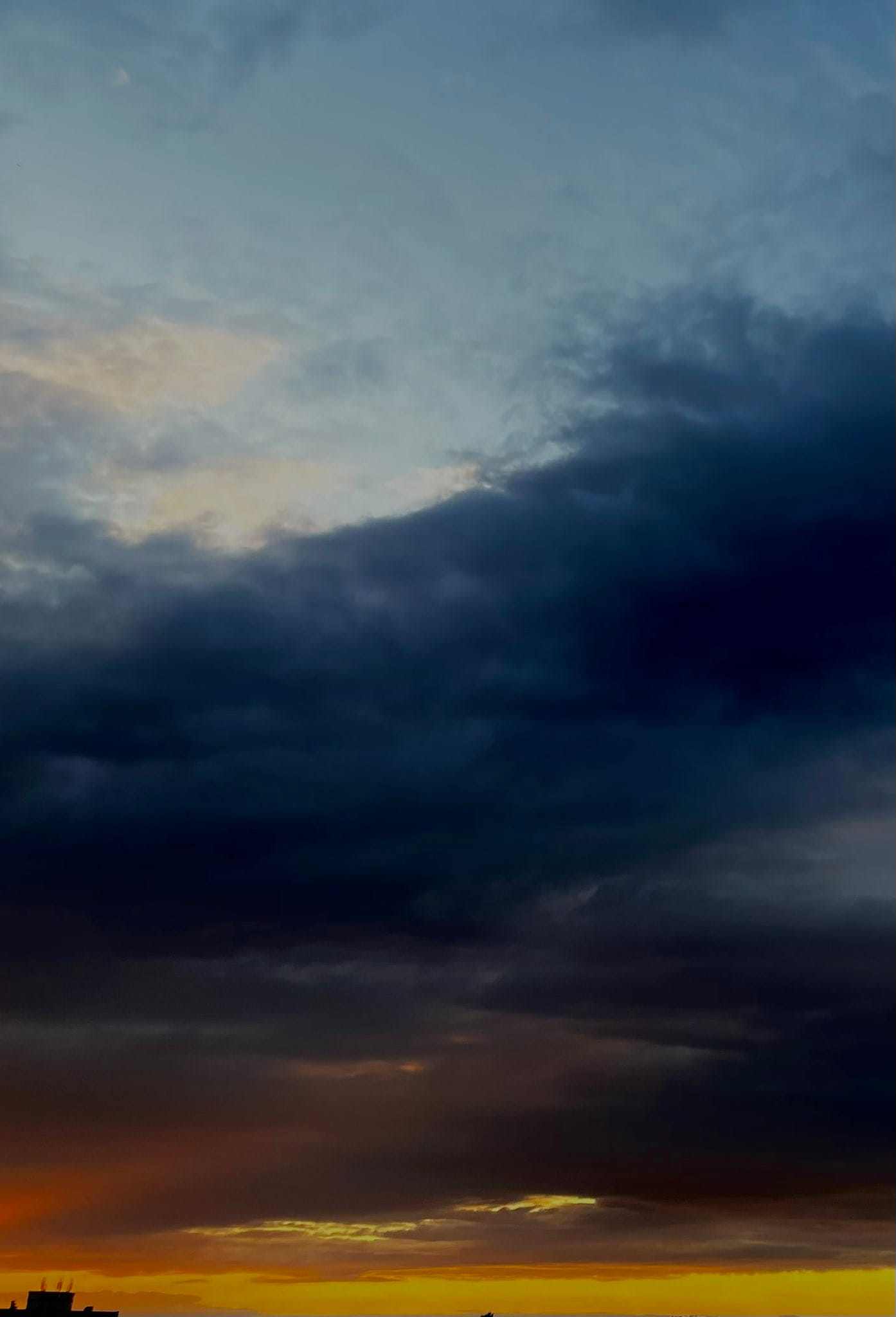 Dunkle Wolken, rote Sonne, Abendhimmel. (C) Herr Montag.