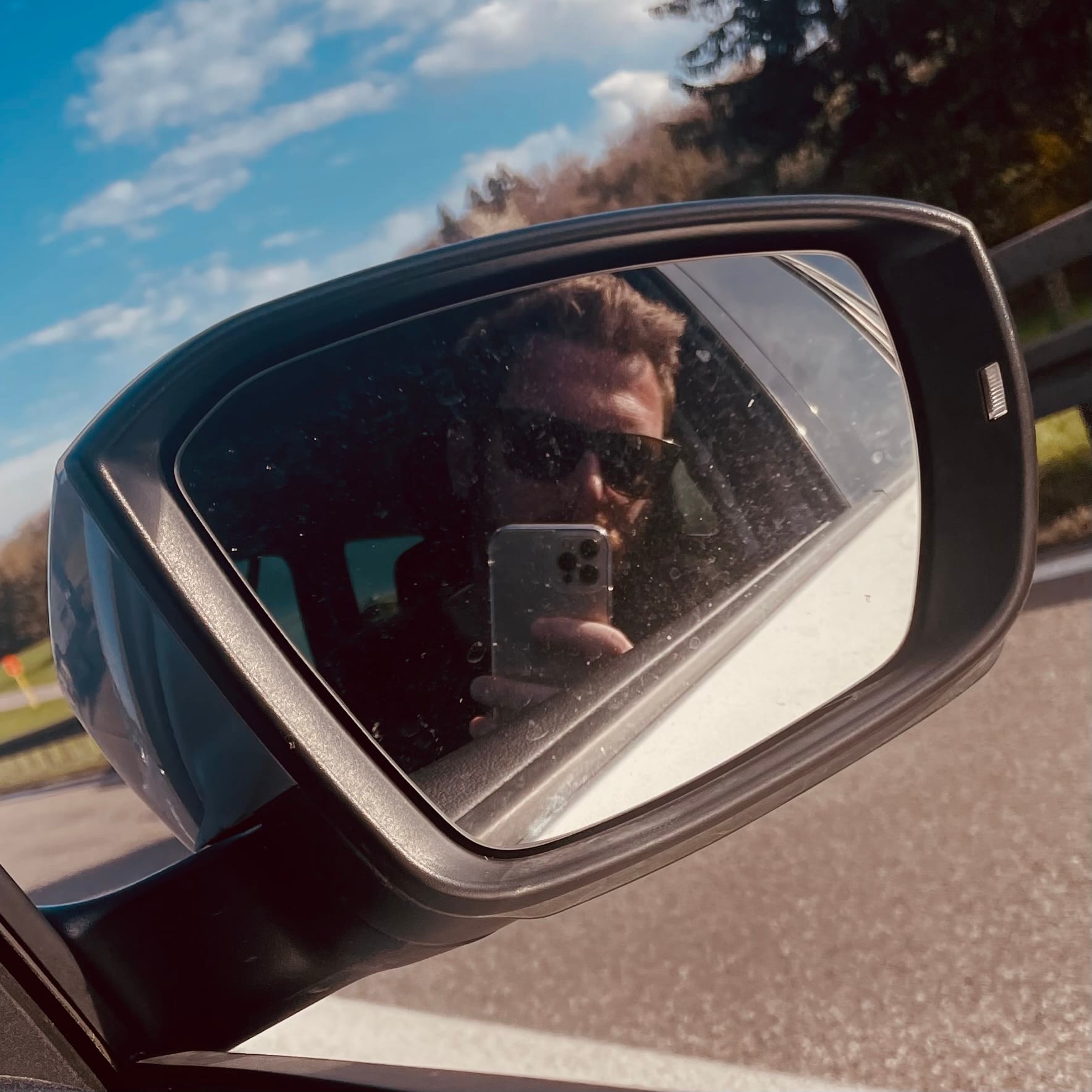 Herr Montag is looking into the mirror of a car while driving. (C) Herr Montag.