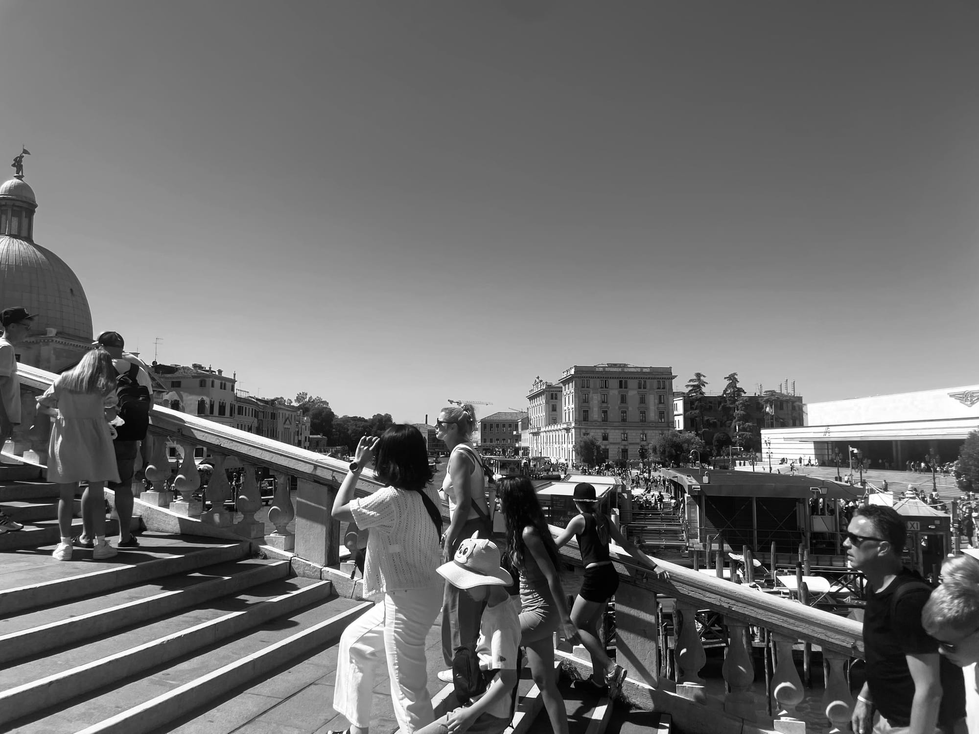 Eine Brücke in Venedig, sie führt über den Canale Grande. Auf ihr spazieren Menschen, sie fotografieren in der Sonne. Der Titel ist eine Hommage an Venetian Snares, den Musiker der das Album im Titel produziert hat. (C) Herr Montag.