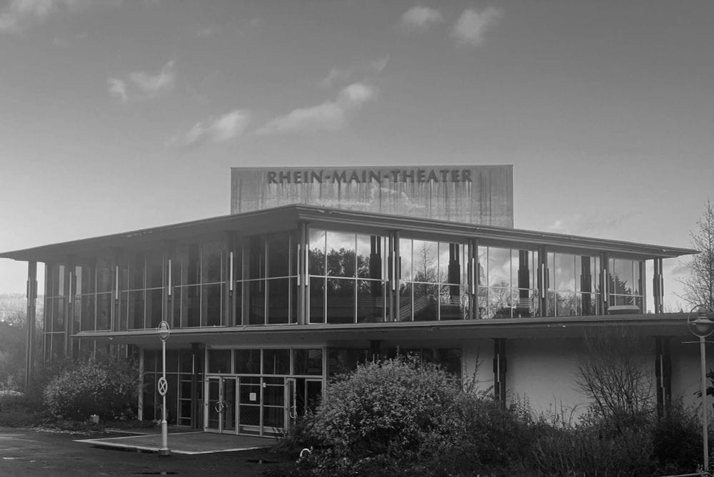 Das Rhein-Main-Theater in Niedernhausen im Taunus wurde 1993 bis 1995 für eine langfristige Aufführung der deutschsprachigen Fassung des Musicals Sunset Boulevard von Andrew Lloyd Webber errichtet. Nach der Einstellung der Aufführung im Jahr 1998 unterlag das Theater einer wechselvollen Nutzung. Im Jahr 2022 wurde bekannt, dass es abgerissen werden soll. (C) Herr Montag.