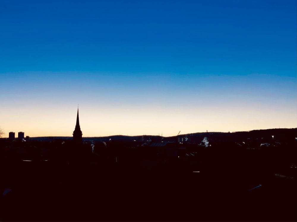 Morgenlicht weckt Geisterstadt