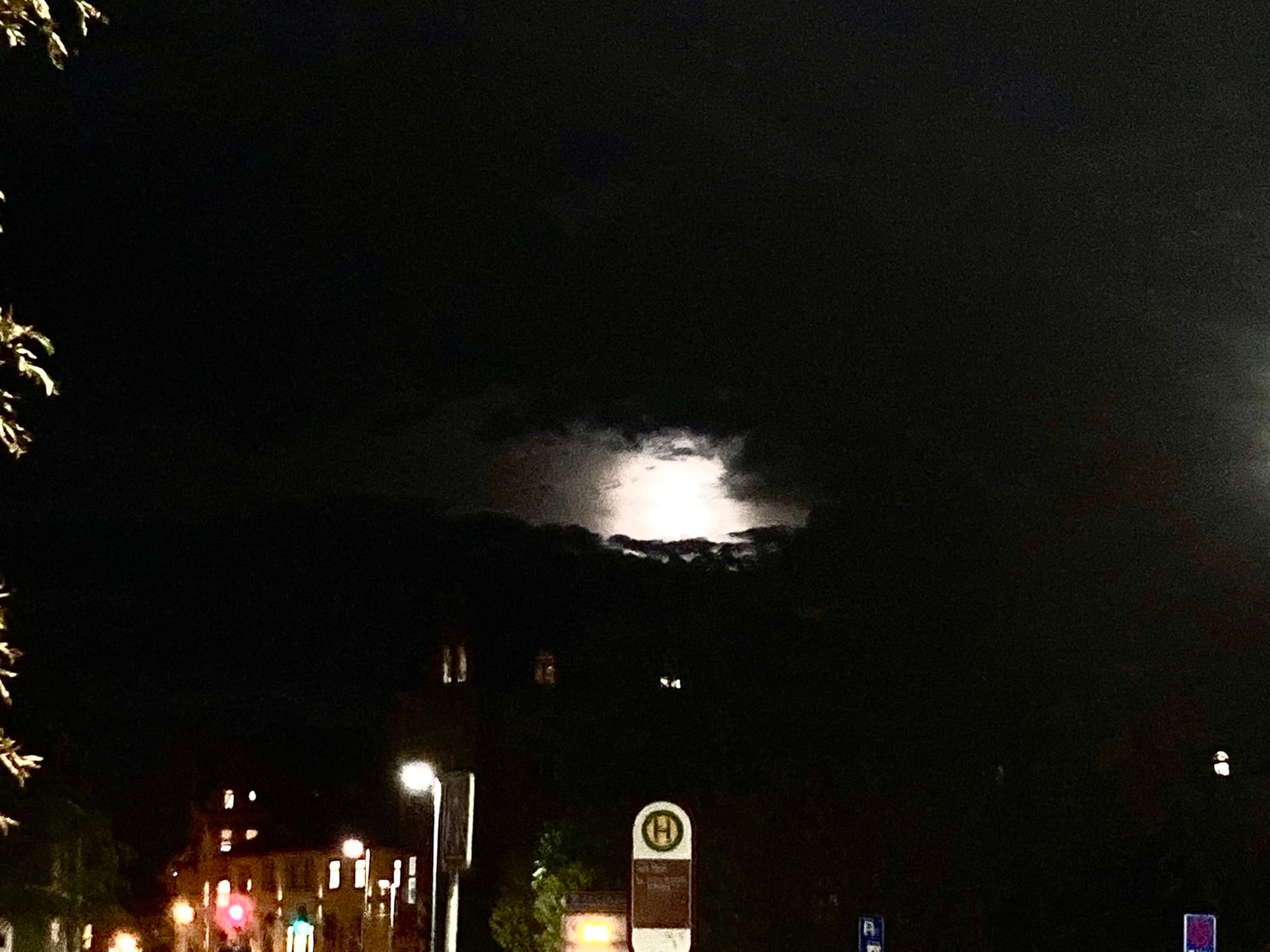 Der leuchtende Mond inmitten von Wolken