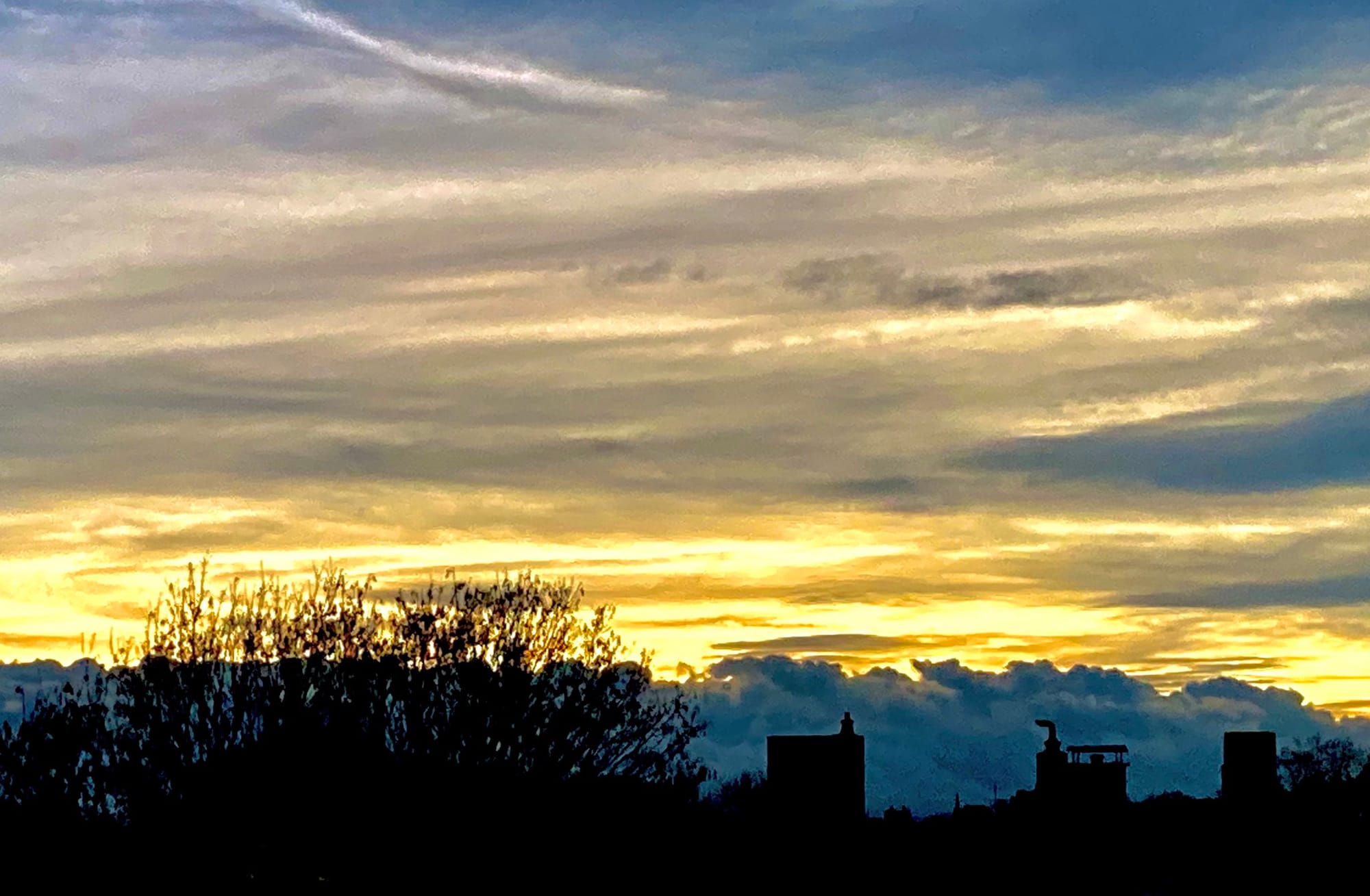 Sonnenuntergang über der Stadt, große schwarze Wolken folgen (C) Herr Montag.