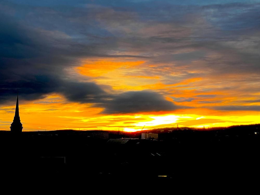 Sonnenaufgang im späten Dezember, über der Stadt. (C) Herr Montag.