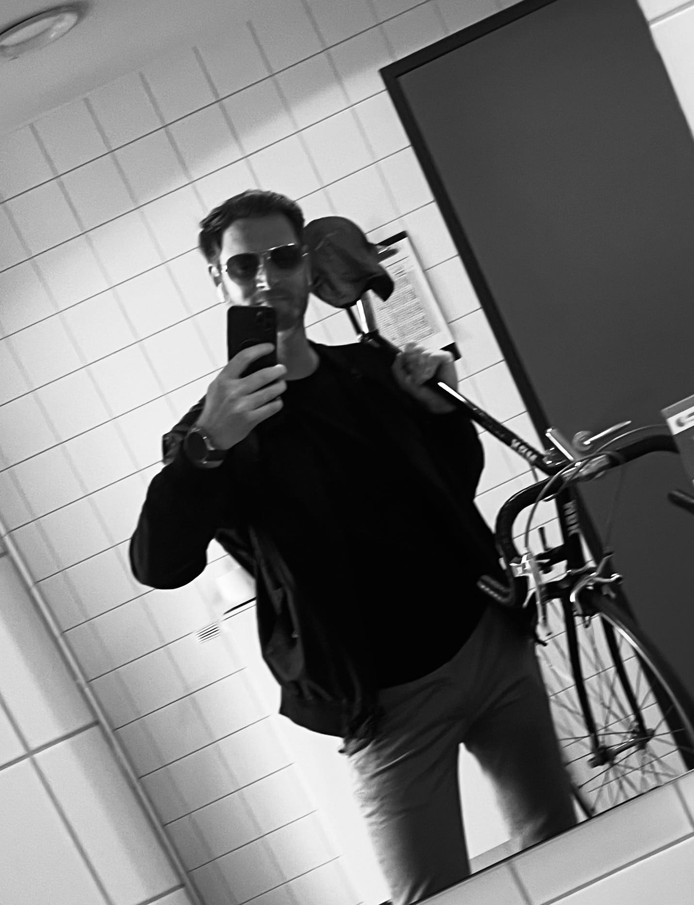 Der User und das Selfie. Das Bild ist schwarz-weiß. Er trägt ein Fahrrad und eine Sonnenbrille