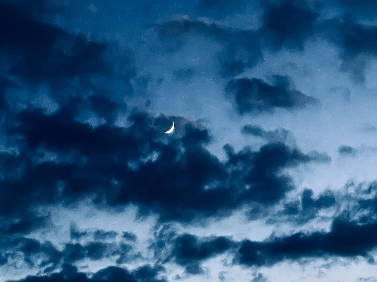 Der Sichelmond am blaueolkigen Abendhimmel. (C) herr_montag_