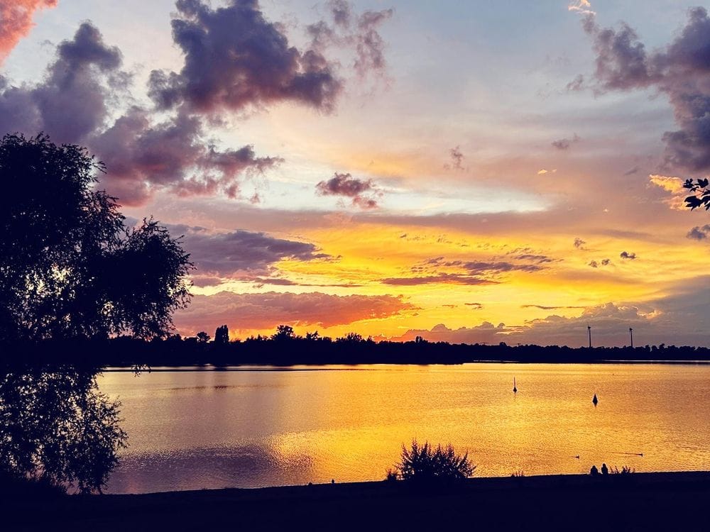 Sonnenuntergang über dem See, das Licht ist bernsteinfarben