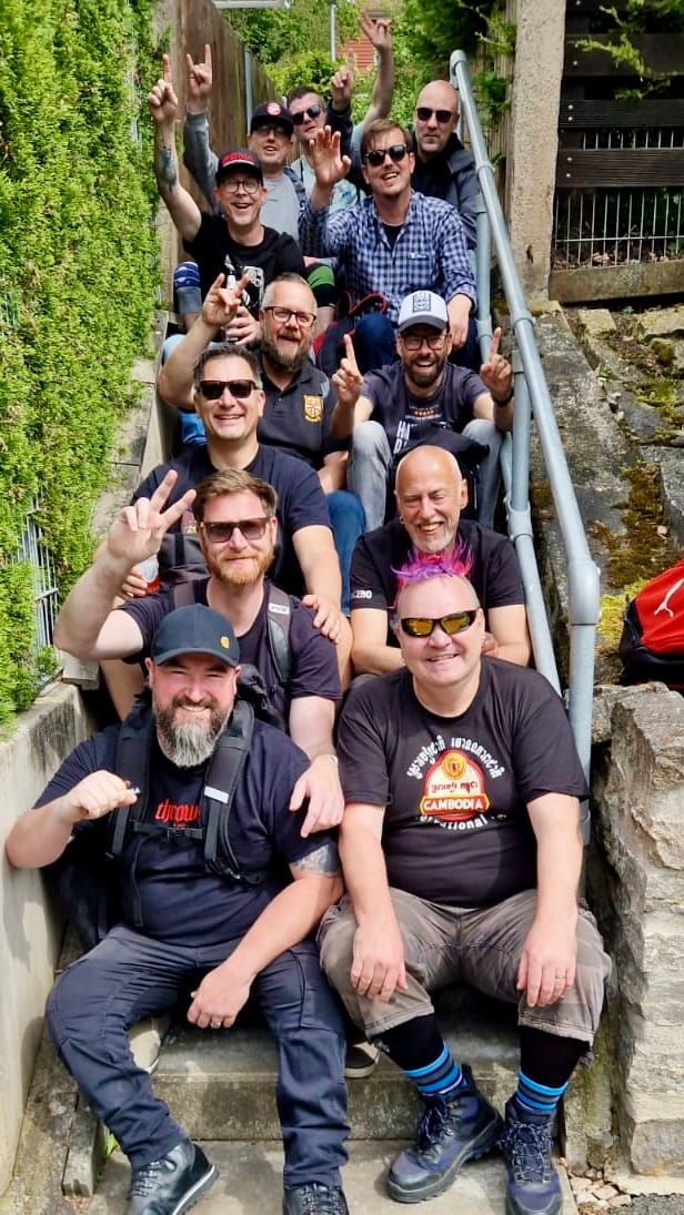 Wir alle auf einer Treppe, wir sind dieses Jahr eine große Runde.