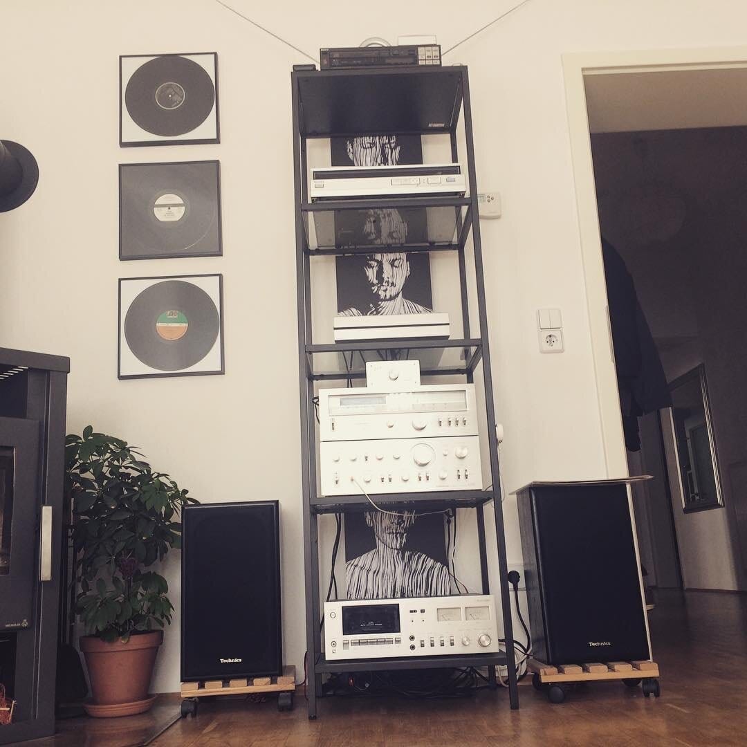 Ein etwas älterer Aufbau meiner Stereoanlage in einem IKEA Regal, im Hintergrund sieht man die EDITORS