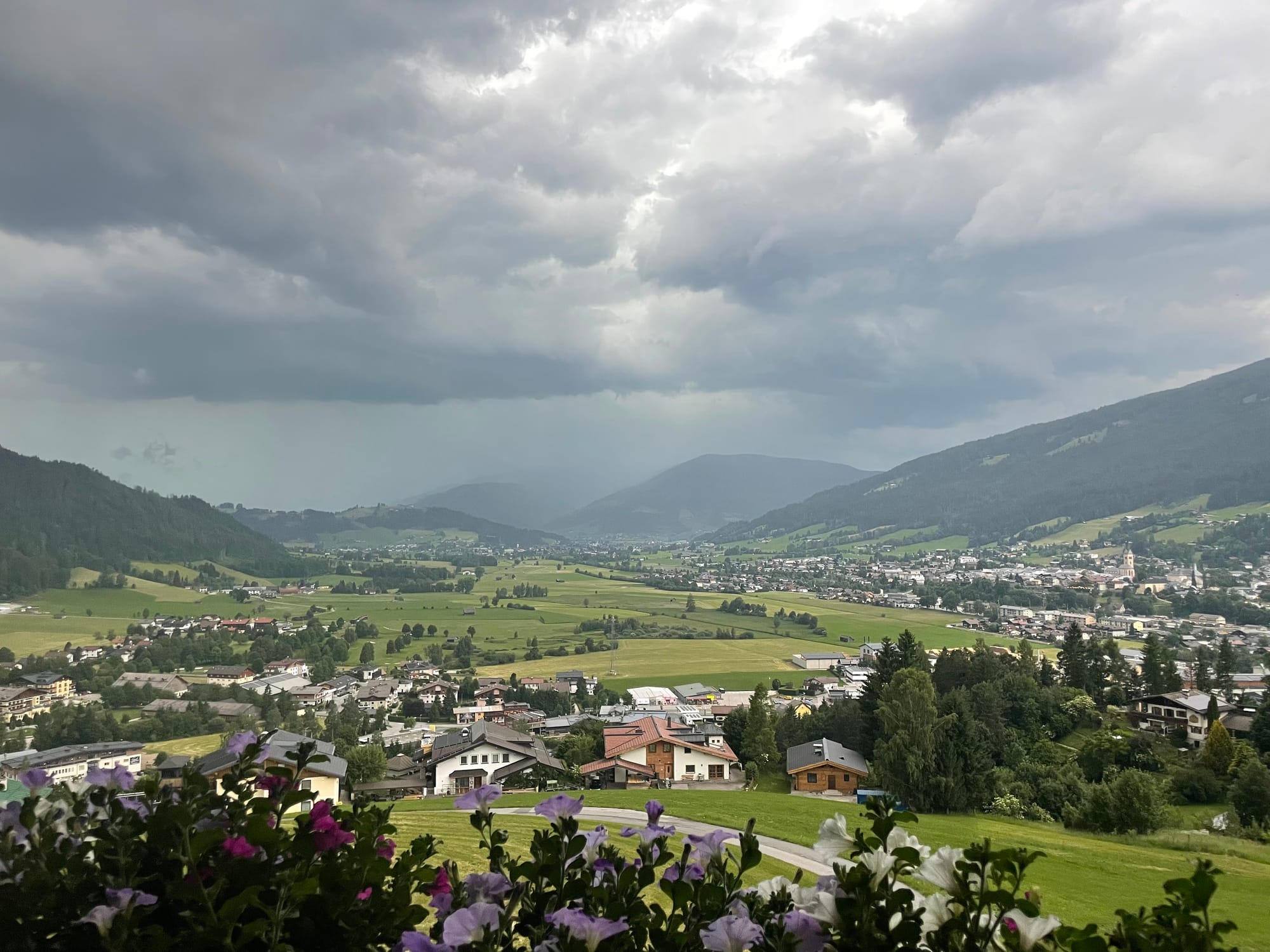 Die Regenwolken hängen tief über dem Tal