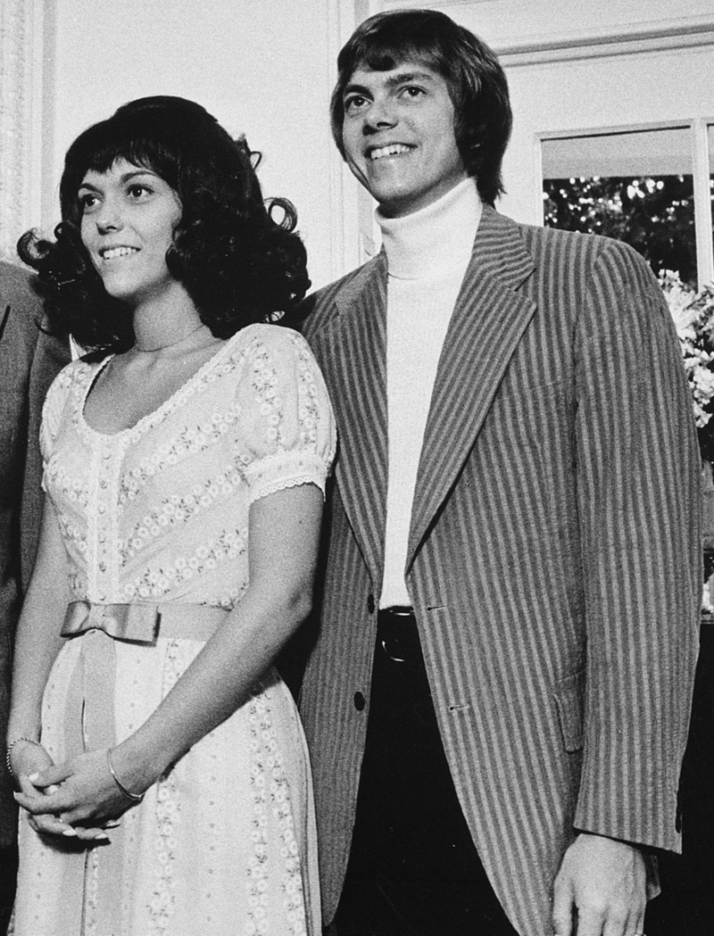 Richard Nixon (edited out of the photo) meeting with Karen and Richard Carpenter, 08/01/1972 (C) Gemeinfrei