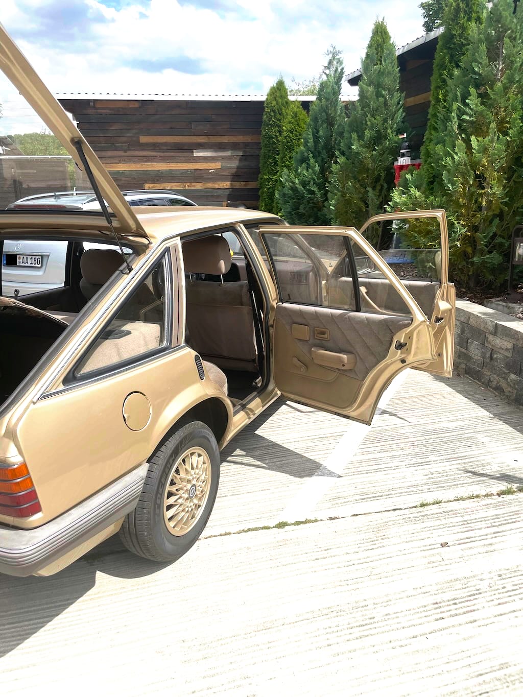 Opel Ascona C mit geöffneten Türen und Heckklappe