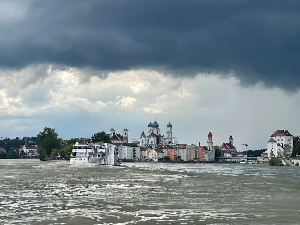 Passau, auf der Donau. Blick Richtung Stadt