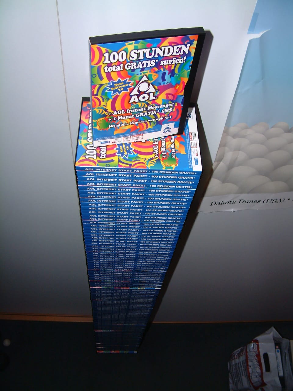 AOL-CDs in einem Studentenwohnheim (2002) - NoMoreAolCDs in Aachen.JPG - CC0