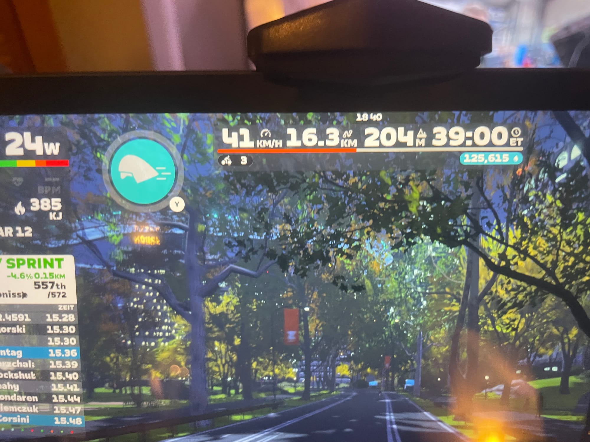 Die smarte Hometrainer App Zwift auf meinem iPad, während ich durch den Central Park fahre.