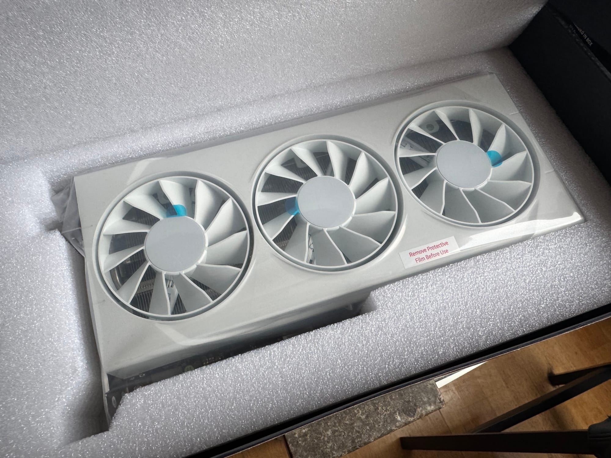 XFX Swift Radeon RX 9060 XT OC White Triple Fan Gaming Edition