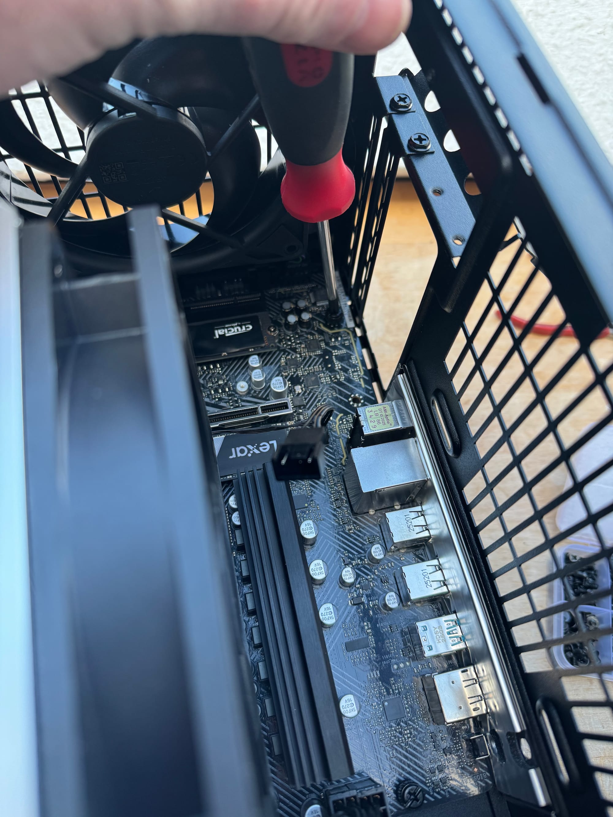 Schraubendreher auf dem PC-Mainboard.