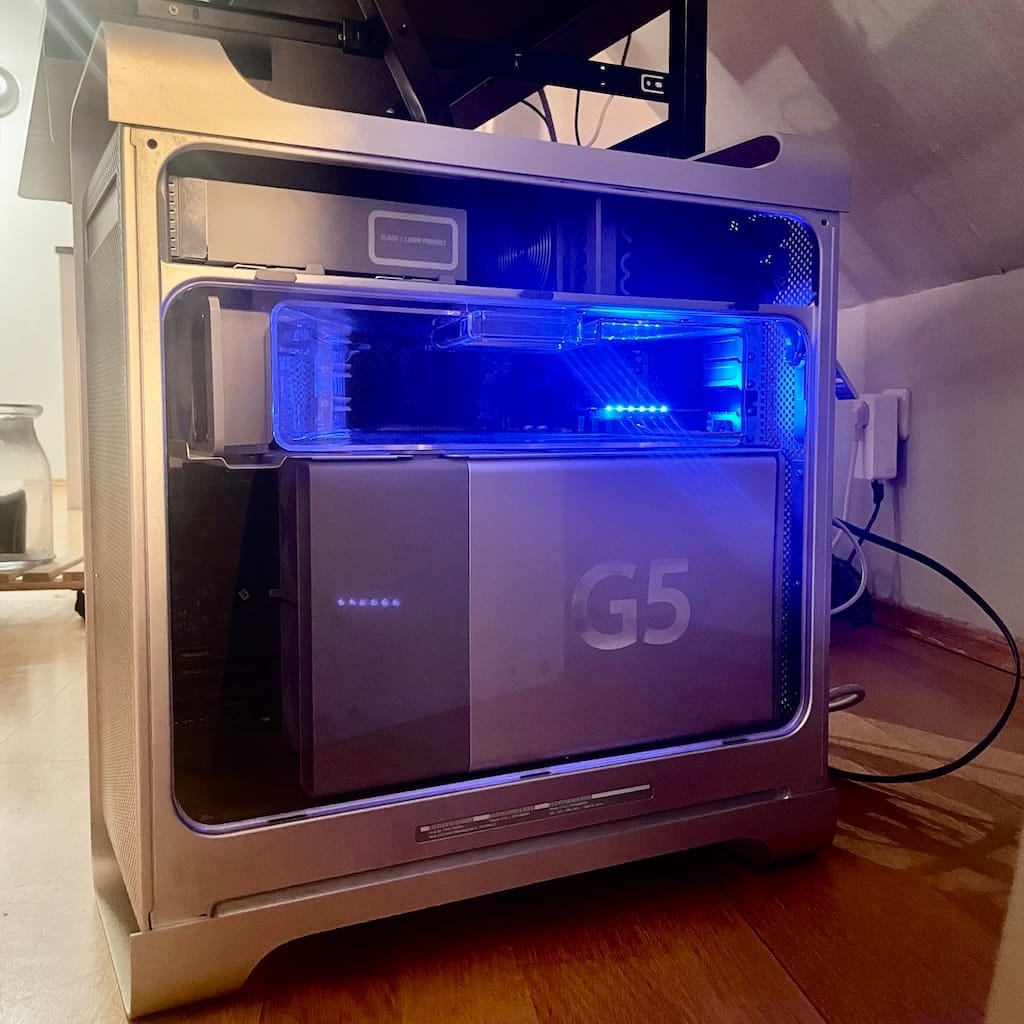 Geöffneter Powermac G5 11,2 mit leuchtender NVMe-SSD