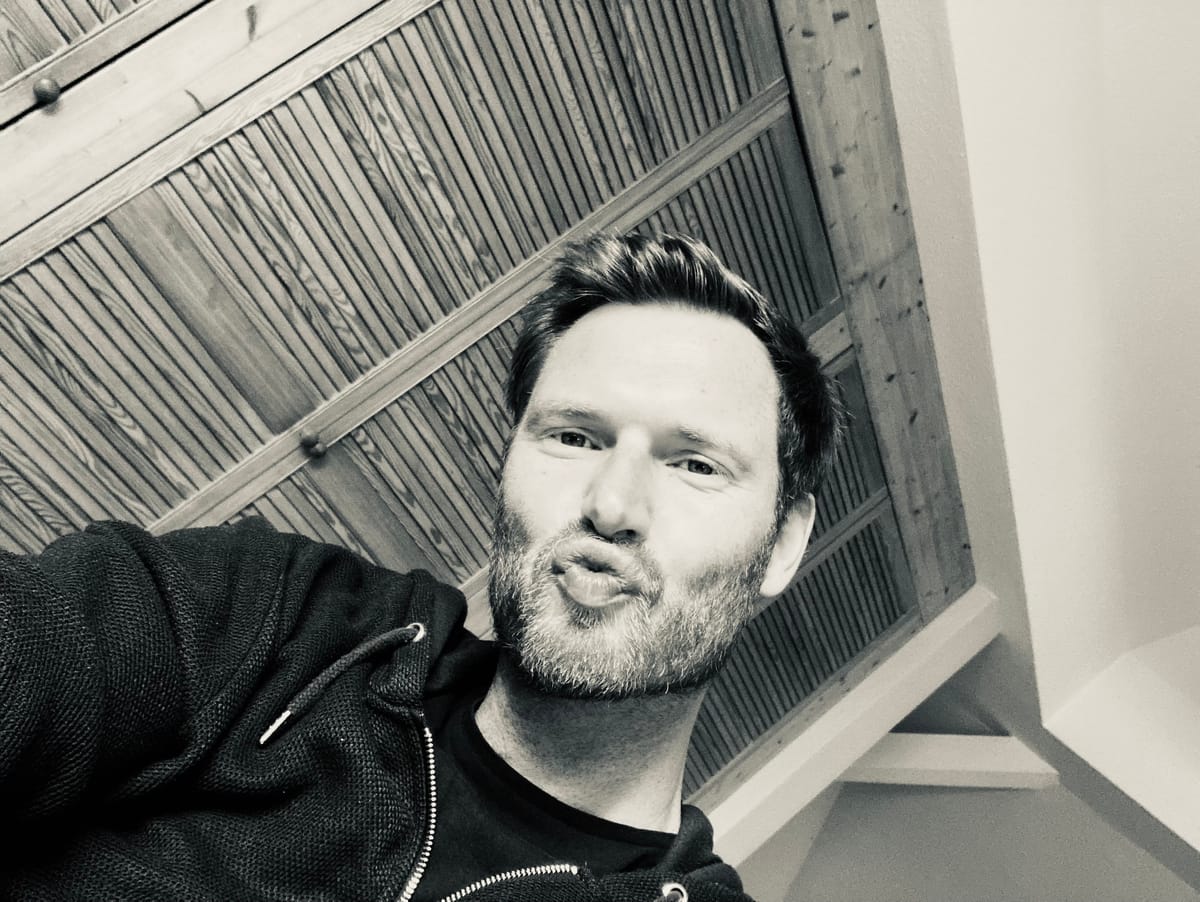 Herr Montag is looking into the camera, it is a selfie.