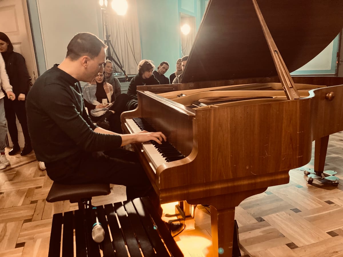 Martin Kohlstedt spielt auf der Midissage des Künstlers Peter Runkewitz Anfang 2023 in Erfurt (C) Jan Montag