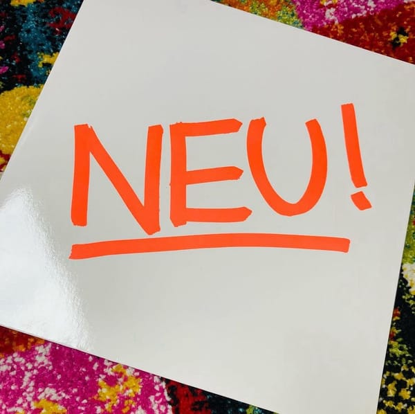 Eine Schallplattenhülle mit Graffito, es steht NEU! auf der Hülle. Die Band heißt NEU! (C) Herr Montag