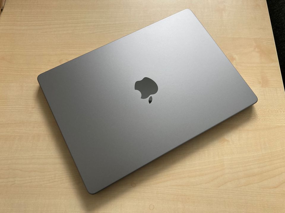 Hallo MacBook Pro 14"