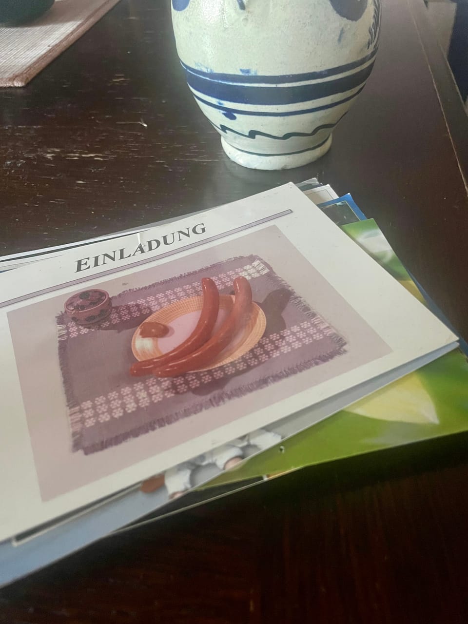 Ein Stapel Postkarten 