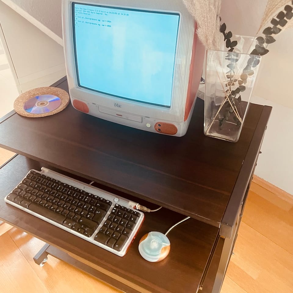 Mein iMac G3 mit originaler Tastatur und Maus