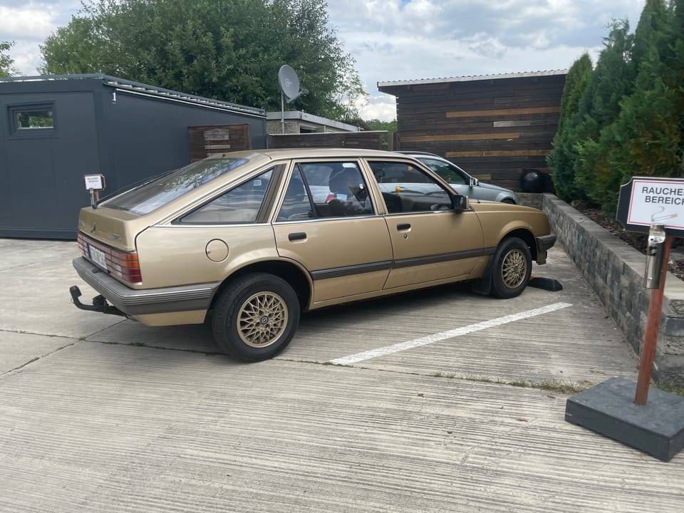 1985er Opel Ascona C CC in der Farbe Gold von der Seite betrachtet, mit folgenden Felgen