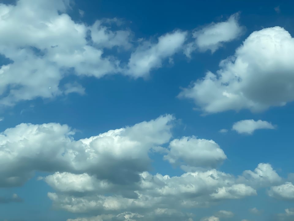 Ein schöner, sommerwolkenbehangener hellblauer Himmel