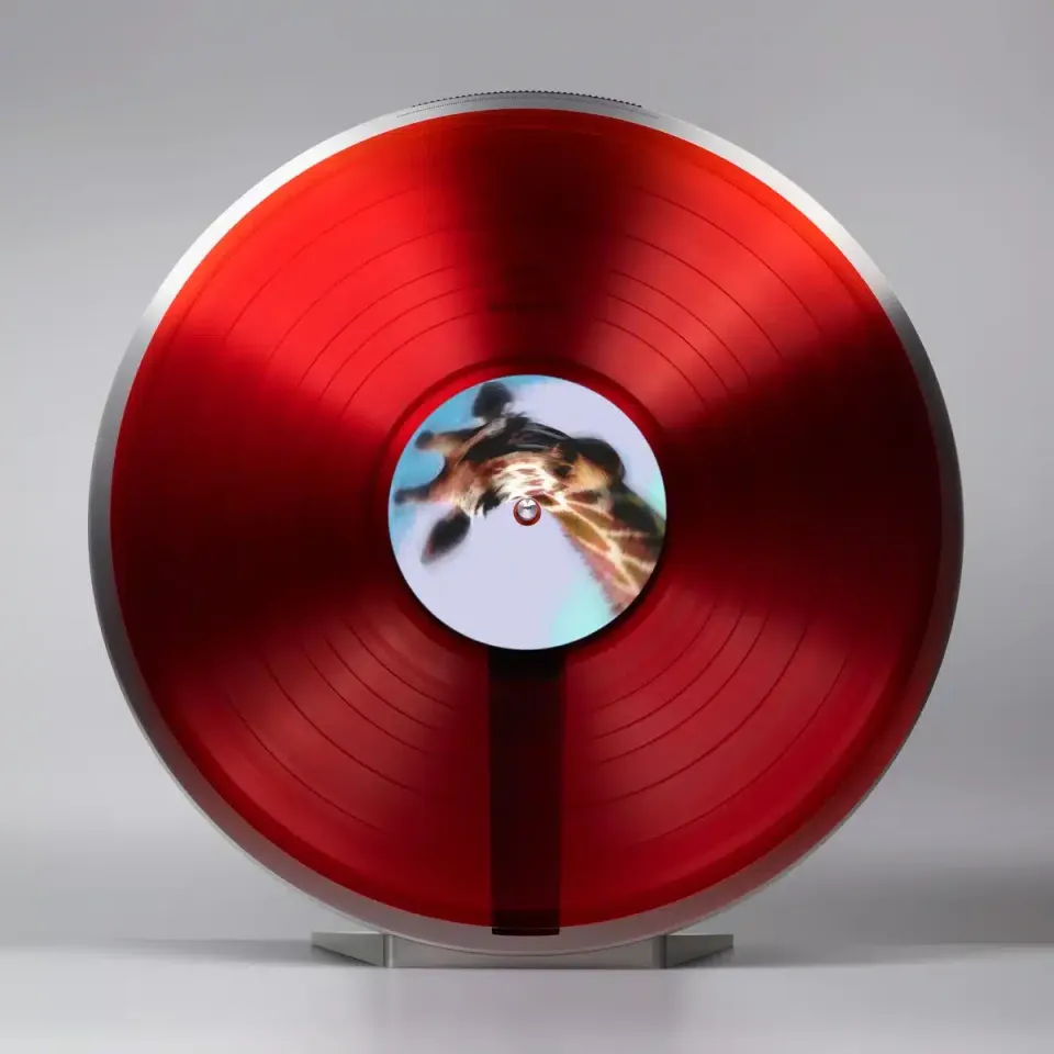 Wheel 3 von Miniot Schallplattenspieler mit roter Schallplatte, aufrecht stehend.